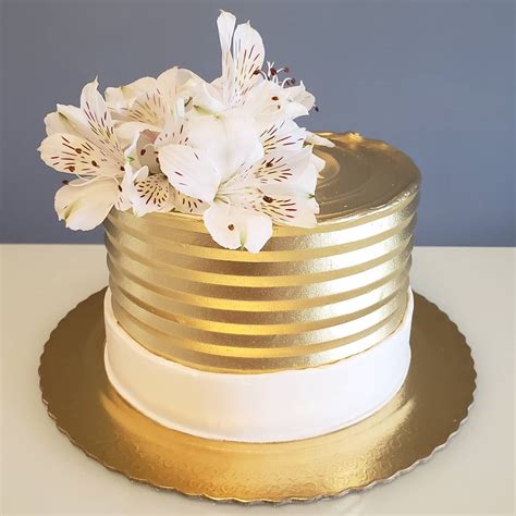 bolo dourado com branco